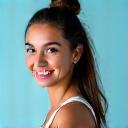 Porträt von Sarah, einer jungen, engagiert aussehenden Frau.