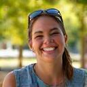 Porträt von Clara Müller, der Koordinatorin für Ehrenamtliche, die warm und einladend lächelt.